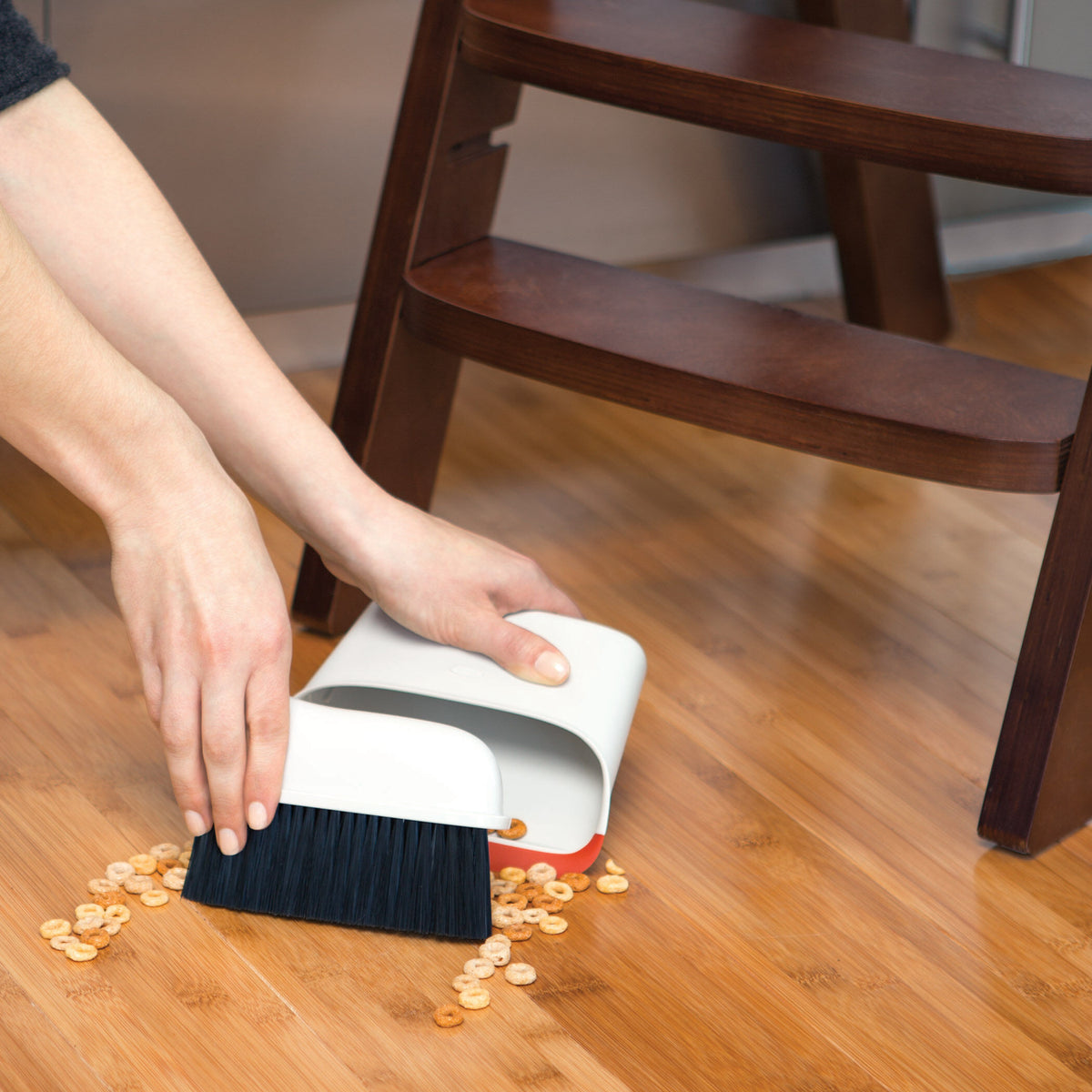 compact-dustpan-and-brush-set-r7 1334280_6_compact_dustpan_brush_set.jpg