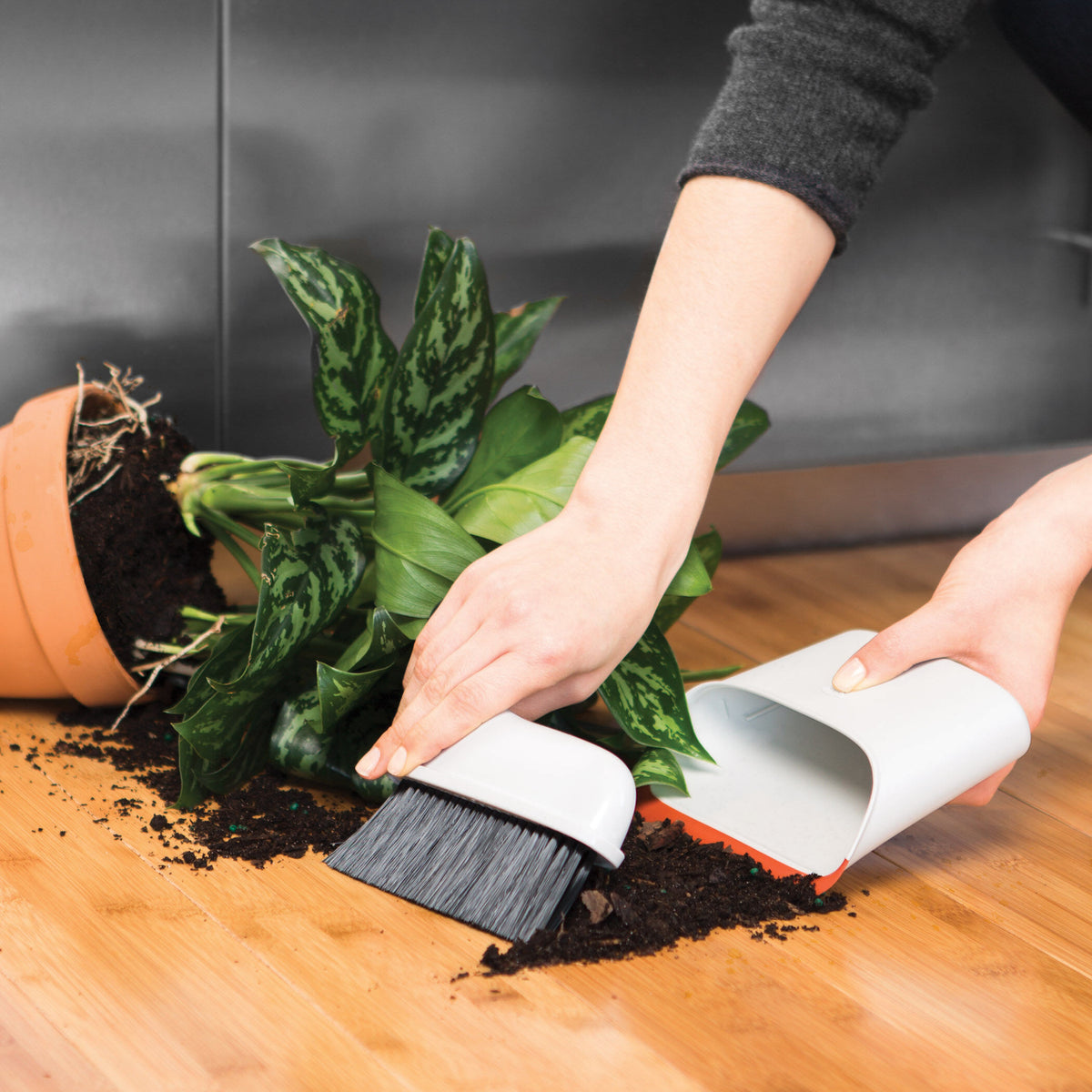 compact-dustpan-and-brush-set-r7 1334280_9_compact_dustpan_brush_set.jpg