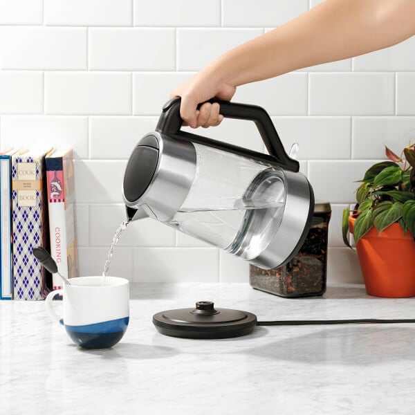 cordless-glass-electric-kettle-z6 lifestyle1.jpg
