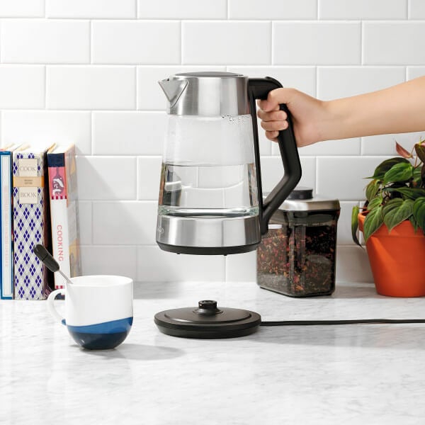 cordless-glass-electric-kettle-z6 lifestyle2.jpg