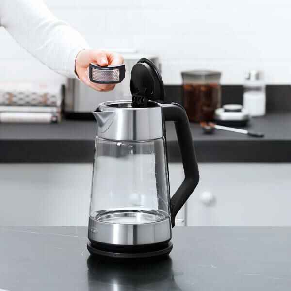 cordless-glass-electric-kettle-z6 lifestyle4.jpg